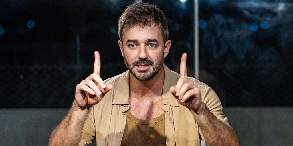 CRÍTICA | “Hétero Sigilo”: Entre a Sombra da Máscara e a Coragem da Exposição