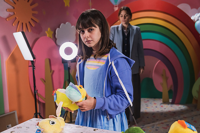 Crítica | Em tom de suspense, ‘Salve Rosa’ transforma likes em pesadelo